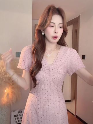 法式V领蕾丝波点连衣裙2025夏季新款复古海边度假风收腰显瘦A字裙#浪漫法式仙女裙 #好看的连衣裙 #气质仙女裙穿搭 #白色连衣裙小个子 #连衣裙分享