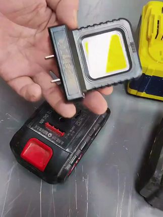 插在电池上就能照明#高性能实用工具 #强烈推荐 #实用工具 #工作灯 #新科技