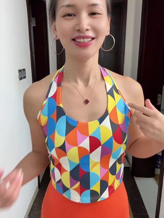 就低开价的这款经典款的一个挂脖运动美背一体杯垫,加宽收腹乳,挂脖加宽不勒脖子,后背不显肉,前边宽松版遮住咱们小肚腩,咱们如铁健身跑步都可以去穿它!包括日常辣妈风格 都能驾驭 可好看了 #DK #一体杯美背 #挂脖吊带 #漏背背心