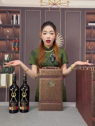 社交圈的高端送礼神器,法国高尔夫俱乐部用酒 这款酒的定位就是高端、大气、上档次的。这款酒也诠释着自强不息,挑战自我的体育精神!平常你要是在家庭聚会、过节的时候,或者很多老板谈生意的时候拿出来,你整个人的气质、格调都彰显出来了!~#好酒推荐 #好喝不贵 #好喝不贵 #干红葡萄酒 #送礼佳品