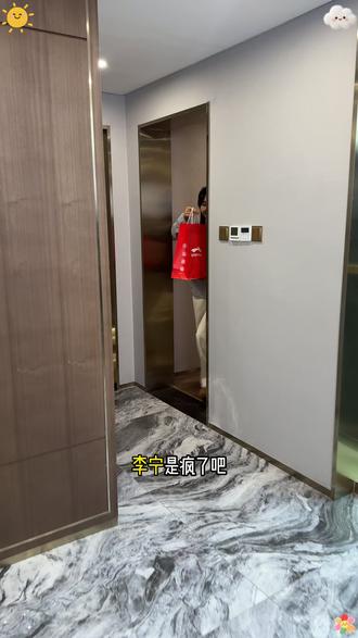 李宁防晒衣的大活动!超薄超轻,穿着又好看#李宁 #李宁旗舰店 #防晒衣 #运动外套 #健身穿搭