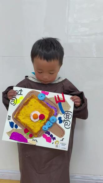 本次的画画是《黄油吐司》
🧁 课程核心内容
课程主题为“粘土颜料画《黄油吐司》”,小朋友需用超轻粘土塑造吐司的立体形态(如厚切吐司的方正感、黄油块的柔润边缘),并通过颜料添加细节(如吐司焦边、黄油融化质感、草莓/牛油果等夹心装饰。
🎯 学习目标与价值
了解吐司的结构特征(面包纹理、夹心层次),掌握超轻粘土与颜料的适配性(如丙烯颜料可叠加晕染)。
👐 创作步骤拆解
1. **基础塑形**:
用浅黄/米白色粘土揉压成长方形吐司基底,用工具压出面包纹理;
捏制黄油块(奶黄色)并倾斜放置,用手指轻压边缘模拟融化效果。
2**细节装饰**:
- 用丙烯颜料绘制吐司焦边(深棕色)、黄油光泽(白色提亮);
技能与能力提升
- **美术技法**:
- 粘土塑形:学习“揉、压、捏”等基础手法,掌握“块状物体边缘处理”技巧;
- 色彩表现:通过渐变(吐司底色)、对比色(水果夹心)增强视觉效果。