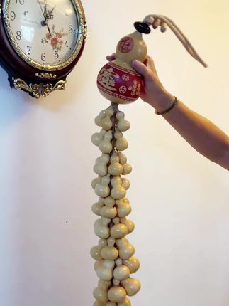天然葫芦串大气又好看,适合挂在客厅 卧室 入户 电视背景墙 沙发背景墙 窗台两侧 玄关 走廊等,也可以在办公室 店里 茶室等悬挂#葫芦福禄 #葫芦挂件 #葫芦 #玄关 #客厅