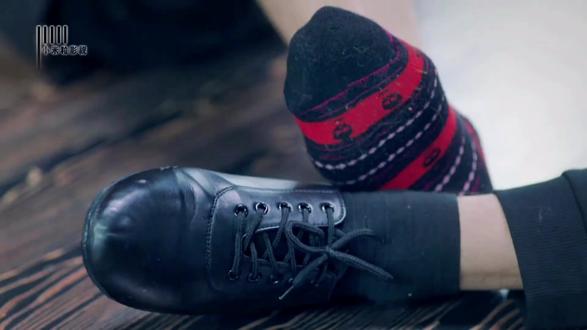 和律师马舒儿签雇佣合同,方原正式拥有第二个雇主。高雅雯给方原报舞蹈班,让他陪自己去公司舞会。
#粉丝一千万 #电视剧#电视剧解说#热门#上热门