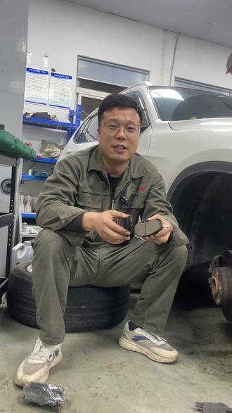 这个视频告诉大家 刹车片磨损到什么程度需要更换 #刹车片 #刹车片什么时候更换 #刹车报警线 #宁波安仔修车