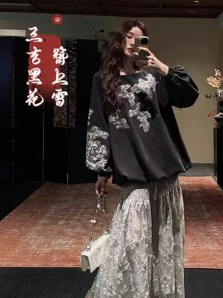 三吉黑花簪上雪,手工贴花金银丝珠绣连衣裙。 是很巧妙的假两件工艺连衣裙,裙的打揽工艺包容任何曲线#假两件连衣裙#刺绣连衣裙#出游穿搭#早秋穿搭#出游穿搭