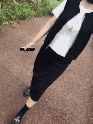 别人的尺子,量不了你的人生,别人的地图,找不到你要的路,不要委屈自己去讨好别人,过好自己的生活最重要,现在的社会人与人的关系都是季节性的,这一程相遇,下一场退场,不要在任何一段关系里自我感动,不要心有不甘的去质问别人为什么?更不要高估了你在任何人心目当中的位置,做最好的自己。