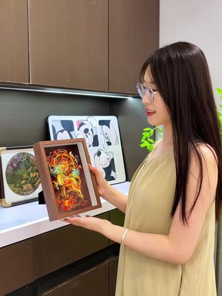 穿金戴银不如在家里放一副麒麟。麒麟自古就是上古瑞兽,被视为盛世吉兆和贤才的象征,麒麟是仁慈宽厚与高尚的代名词,象征吉祥,也代表着长寿和福瑞,麒麟的回望姿态更被赋予麒麟回首,万事不愁的期许。#非遗文化 #非遗剪纸 #麒麟回首