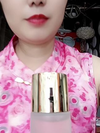 姐妹们,你们想要的肤研美白神仙水来了!它可以让你轻松拥有牛奶肌,还能帮你补水保湿、去黄提亮,简直就是懒人的必备神器。如果你想要变得更美更自信,那就赶紧入手吧!@我要上热门