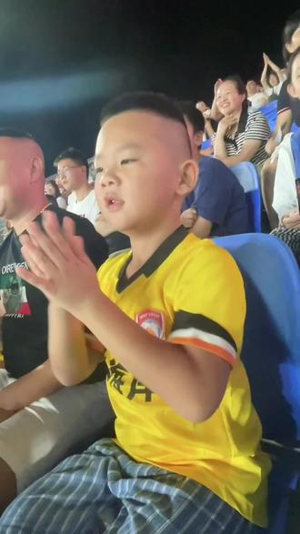 妥妥的小球迷一枚,穿上了心心念念的球衣,开心到飞#足球⚽️ #比赛现场 #西海岸GOAL精彩@青岛西海岸足球俱乐部
