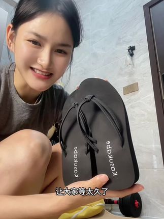 这个7公分的厚底人字拖上脚跟3公分没区别耶!!照样很稳而且很百搭,出门纠结穿啥鞋子就选它