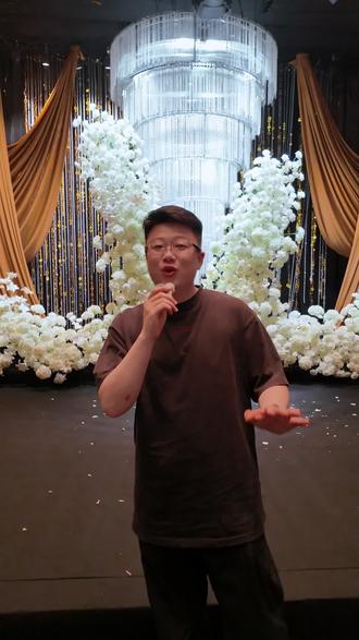 为什么2026年黑金色婚礼这么火爆! 黑金色调的婚礼现场,高级感、质感和奢华感全拉满!
#秦皇岛 #秦皇岛婚礼 #秦皇岛婚礼策划 #黑金婚礼 #婚礼