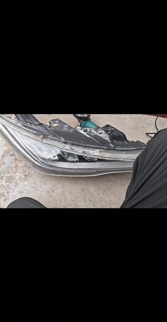 比亚迪宋max,大灯更换灯罩和后盖。