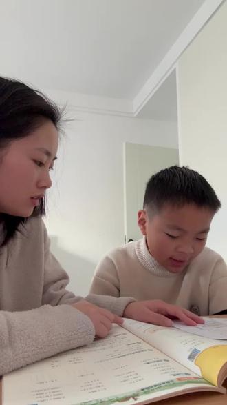 Mooni M1:二胎妈妈的带娃神队友
家人们谁懂啊!哥哥小升初要盯学习,2岁妹妹天天“为什么”,我真的分身乏术😭
直到入手听力熊Mooni M1,才get到什么叫AI对话智能体——它不是普通故事机,背后是阿里巴巴千问大模型,能跟孩子真聊天、编故事、英语启蒙。Mooni,让世界和孩子对话,六个AI朋友轮着陪妹妹,我终于能喘口气了。
出门也放心,自带4G,能绑定6位家长随时通话+看定位。内容安全有过滤,隐私不泄露。LINE FRIENDS联名,妹妹主动挂着不肯摘。
真心推荐给3-9岁娃的家庭,老母亲的带娃神队友💪
#Mooni #听力熊Mooni #Mooni随身智能体 #干问大模型