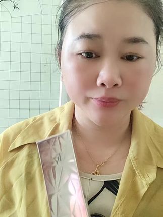 FV金钻养肤粉底液,特别好用,而且防水防汗,不脱妆也不假,白上妆特别服帖,而且还有肤色,跟象牙白,两款可以选,需要的家人们点击小黄车直接购买。