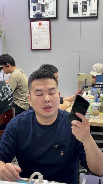 轻轻一摔就黑屏!折叠屏到底好不好用 千万别以为折叠屏耐摔!小米折叠手机1代轻摔一下,黑屏不显示,更换屏幕。#小米折叠手机维修 #折叠屏换屏 #折叠屏幕不显示 #折叠屏好用吗 #华强北折叠手机维修