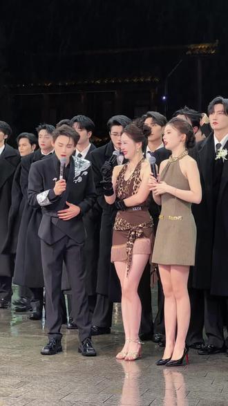 女子本弱,为母则刚!为这位妈妈点赞!!!#龙浩天#ai瑶瑶#重庆团播打造影视级实景直播间