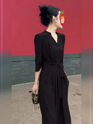早秋必备!法式简约黑裙,微胖女生显瘦神器! #微胖显瘦裙 #早秋裙子 #黑色开叉裙 #系带收腰裙 #法式连衣裙