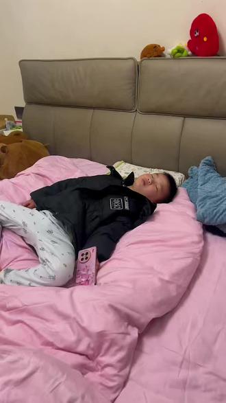 熊非熊偷看手机动态壁纸娶图教程来了!抖音放大镜🔍搜【神图定制】进入,输入口令“9297”🉐动态高清图 #设置教程 #教程来了 #熊非熊偷看手机动态壁纸 #动态壁纸 #手机锁屏 学会了快去试试吧 送你一张动态壁纸 这也太好玩了 有意思的锁屏壁纸