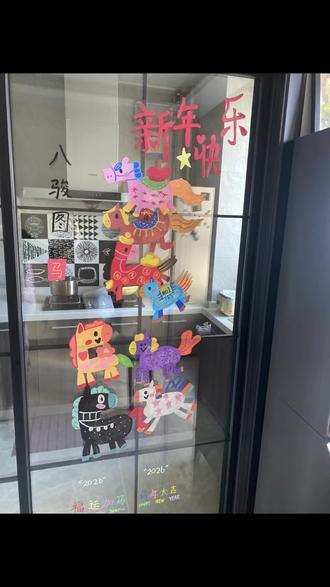 两个小朋友真棒👍🏻在玻璃门上画画太治愈了🥰
每一笔都是爱的具象化🎨#厨房玻璃门绘画