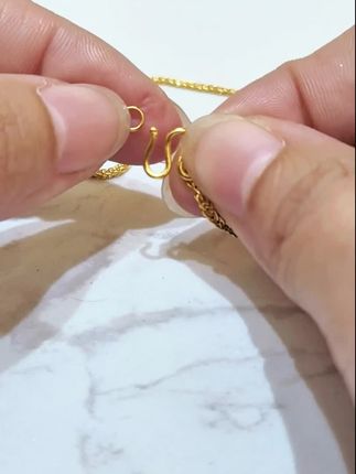 20秒教会你m扣的正确佩戴方法。#首饰小妙招 #黄金小知识。