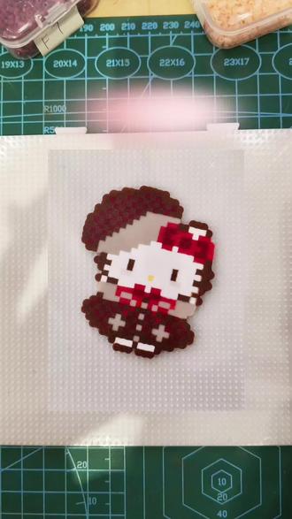 ✨拼豆Kitty也太可爱了吧!🎀红白配色萌化了~
🧶一针一豆拼出少女心,DIY的快乐谁懂?👇
你也想拥有同款吗?评论区告诉我!#拼豆手工 #DIY教程#拼豆图纸 #拼豆