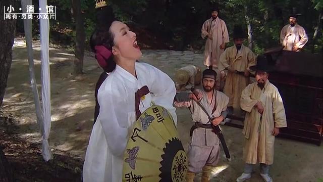 朝鲜王朝最悲催的女诗人,被婆家和娘家人追杀,一生放荡不羁 《於于同》 (1985),於于同出身贵族,后来嫁给了王室宗亲,但她的婚姻并不幸福。丈夫经常折磨她。最后她逃回了娘家,结果娘家竟将她拒之门外。彻底失望的她,最终开始报复这个社会。#古装 #好剧推荐 #因为一个片段看了整部剧 #韩国电影