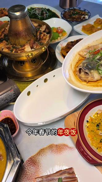 今年的年夜饭就安排在老太原打卤面吧,888满满一桌10~12餐,鸡,鱼,虾,牛肉,羊肉,烤乳鸽,铜火锅,以及各种炒菜,6个凉菜,油糕,还有12碗打卤面,保证你吃饱又吃好,记住一定要提前预定#抖音新春吃喝玩乐节 #新春快乐不打烊 #新春团圆就吃这一碗 #年夜饭 #聚会宴请