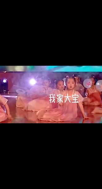 最前排
C位
瓴舞的
中间这个
就是我家大宝!