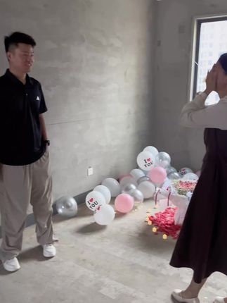 一不小心成为了电视剧里的女主,有幸遇到一生中最爱的人,希望刷到视频的各位粉丝朋友都幸福。#求婚现场 #婚礼倒计时#异地恋 #婚房求婚