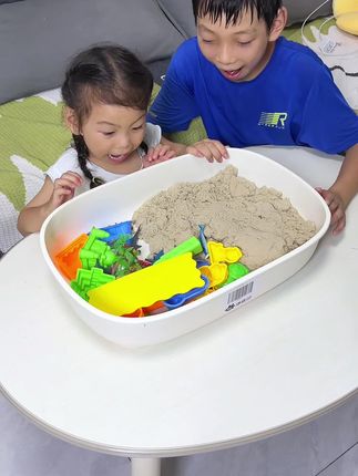 假期不用去商场,在家也能敞开玩的太空沙,关键是还可以在水里玩!一点气味都没有,还不粘手,小朋友一玩就是大半天,太解放老母亲了!#太空沙#动力沙#母婴好物#室内儿童乐园#玩沙子