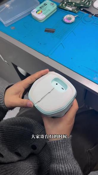 关于大力台灯维修特别说明❗❗❗
大家寄过来维修的大力台灯,它底座的配重块是可以不用寄过来的❗因为我们修的时候也用不上的。(灯头和充电器也不用寄)
这里用视频来教大家怎么把台灯的底座给取下来🫣
#大力台灯 #大力台灯维修 #专业维修 #一个动作证明你学的专业 #大力台灯回收