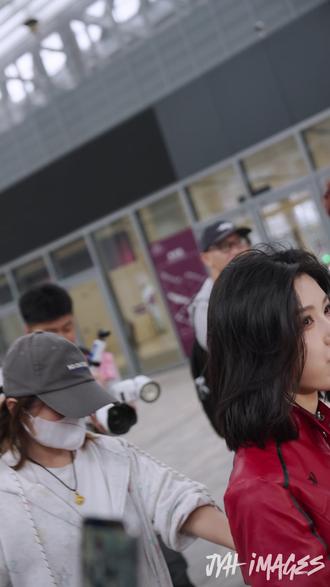 模特@程儿 #深圳改装车展 乘坐小行李箱下班,确实穿着高跟鞋一天高强度的模特太累了 宝安会展中心太大啦#现场直击 #路人视角