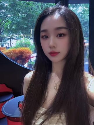 这个社会对女人要求太高,要会洗衣做饭,要会挣钱养家,还要会生一儿一女,还会照顾孩子,会处理婆媳关系,最好还要貌美如花,我想说,一个女人什么都会,结婚的意义是什么,是受尽委屈,劳累不堪,是失去自我,是容貌失尽,是身材走样,孩子调皮你没管教好,孩子生病你没照顾好,管孩子太严说你强势,女人活成了千军万马,女人在一遍一遍的喝着自己的心灵鸡#现代人不知道为什么这么多烦恼