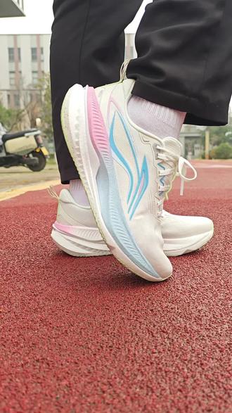 给李宁设计师加鸡腿🍗❗️颜值绝绝子❗️ 结合这双鞋的配置以及价格,如果你是普通的大众跑者,又或者是学生党,有着提高体材的需求,包括日常上下班的通勤,这双鞋都是一个不错的选择#碳板跑鞋 #跑鞋推荐 #跑鞋测评 #跑鞋开箱 #跑鞋推荐