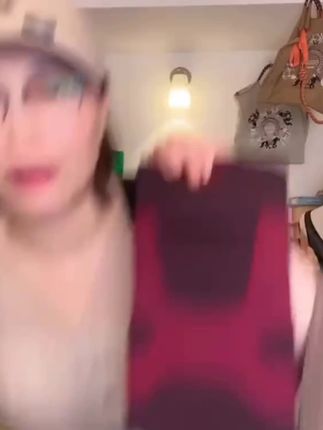 冬天膝盖怕冷的家人们一定要试试这个护膝,它非常轻便舒适,穿在腿上没有负担感,而且它的保暖效果很好,能够有效防止膝盖受凉。面料柔软亲肤,穿着很舒服,贴合腿部线条也不会下滑。天气转凉了,快给自己和家人安排上吧!点击下方链接就能购买哦!#护膝套