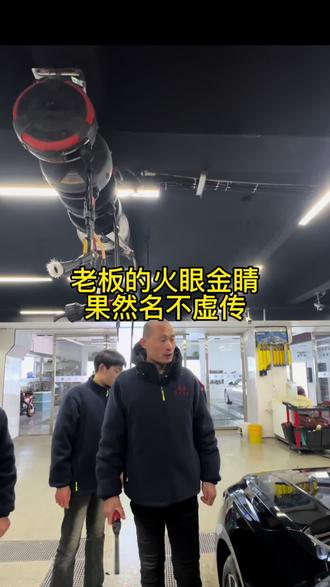 想要把车洗得干净又不伤漆,按以下步骤操作即可,简单易上手:
1. 预洗去泥沙:用高压水枪从车顶往下冲,重点冲车轮、车身下沿的泥沙,避免擦拭时划伤车漆。
2. 分桶洗车:准备两桶水,一桶加洗车液,一桶用来涮洗车海绵/毛巾,防止海绵带泥沙反复擦车。
3. 分区擦拭:按车顶→车窗→车身→车门→保险杠的顺序,用海绵蘸洗车液轻轻打圈擦,每擦一块区域就涮一次海绵。
4. 细节清洁:用小刷子清理车窗缝隙、门把手凹槽、轮毂缝隙的污渍,用专用玻璃水擦净玻璃。
5. 彻底冲洗:用高压水枪冲净车身泡沫,边角缝隙也要冲到,避免残留洗车液形成水印。
6. 擦干水分:用超细纤维毛巾按“按压吸水”的方式擦车,不要来回拖拽,防止留下水痕和划痕。