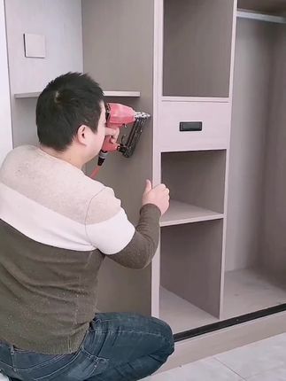 #木门安装 随身携带一盒蜡笔,解决很多燃毛之急#修补蜡笔 #油漆美容 #板凳师傅