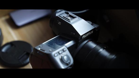 百位摄影师眼中的徐锦江|片场花絮+独家采访 📸百位青年摄影创作者齐聚比蓝影像中心,用镜头捕捉各自眼中的徐锦江。镜头之内,他是气场十足的艺术家;而镜头之外,他的亲切与温暖远超想象——没有距离感,对每一位创作者都全力配合、耐心十足,让现场氛围轻松又暖心。
💕活动期间,徐锦江老师的太太蚂蚁姐也来到现场,与摄影师们亲切交流。她不仅表达了对年轻创作者创新思维的支持与鼓励,更真诚表示希望能和大家真正打成一片、贴心互动。
🌟摄影师团队也分享了此次合作感受,称整个过程轻松愉快,他们不仅钦佩徐老师的专业素养,也感谢他在时间上的高度配合与耐心,更为他对年轻创作者的支持而感动。交流中,还进一步探讨了艺术创作的核心价值与对经典作品的追求,让现场每一个瞬间都超越了影像本身,成为一场双向奔赴的艺术共鸣。
🎉本次拍摄圆满结束,衷心感谢徐锦江老师的全情投入!这次合作让我们不仅收获了精彩作品,更结下了真挚情谊。衷心祝愿徐老师展览圆满成功!向这位技艺与温度并存的艺术家致敬!
#比蓝影像中心#摄影#徐锦江#成都摄影#明星摄影