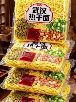 家人们~终于找到了正宗的 #武汉热干面 面条是碱水面,特别劲道爽滑。而且自带调料包,酸豆角、芝麻酱、辣椒油拌一拌就可以开吃了,味道太赞太正宗了。家里大人小孩都爱吃#超便宜超划算#拌面#地方特色美食#美食推荐