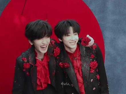 gs只给两个互动镜头怎么办? 奇文:那又怎样?
(还有他们肯定是先拍照,因为后面玩会把造型弄乱,可以说奇奇是因为前面拍照这样了后做了爱的动作,也可以说是11月考核时的动作,不管怎样都是闭环!🥺你俩都别太爱)
#奇文 #左奇函 #杨博文 #物料