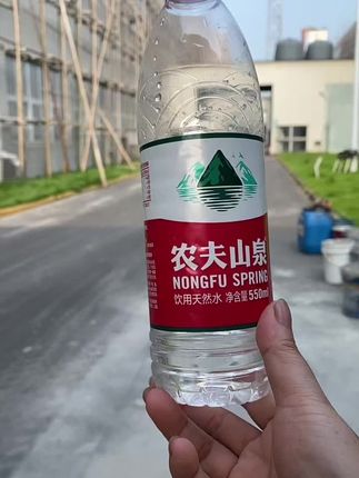 #水是生命之源 #农夫山泉 #矿泉水 #好物推荐🔥 #水它是来自纯天然的水源,夏天天气太热,我选这种好喝又解渴更实惠的农夫山泉矿泉水,它口感轻柔甘甜,入口顺滑,水质清澈纯净,夏天冰镇一下,解暑又解渴,不管是出去旅个游,上班,开会时带上,喝的时候来一口,超值又划算,赶快来入手吧!