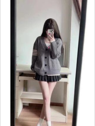 #慵懒风穿搭 姐妹们,秋冬必备软糯开衫,经典好穿!V 领设计 不仅优雅显脖颈,微收的袖口还巧妙地起到了显瘦效果。日常 搭配牛仔裤或半身裙 都能轻松驾驭,打造出不同的风格。 开衫的款式宽松,无论是日常出游还是在家懒懒地窝在沙发上,时尚又不失慵懒,是秋冬季节里的必备品哦~~#韩系穿搭 #休闲风 #穿搭分享 #针织开衫