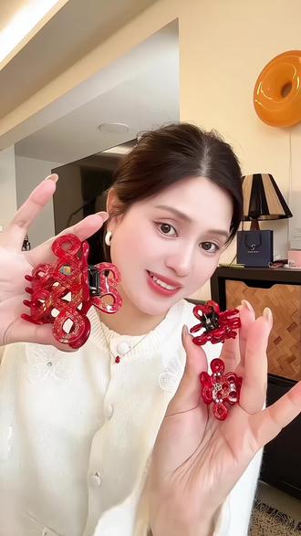 Funf中国结鲨鱼夹太有年味了!中国红喜庆又高级#鲨鱼夹 #发饰发夹 #新年发饰 #新年发饰安排上了