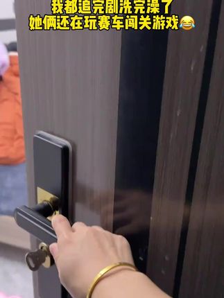爸爸给女儿买的这个#闯关赛车玩具 真的太棒了!完全解放妈妈双手,#自己玩的不亦乐乎 不看电视也不嚷着要手机了,还能锻炼手眼协调跟专注力#动手动脑 #赛车玩具 #让孩子远离手机