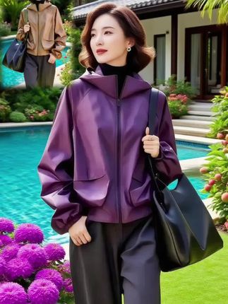 小香风纹理自带高级格调,与利落冲锋衣廓形相融合,将甜与酷的分寸把握得恰到好处。连帽设计独具随性巧思,拉链拉起,尽显利落飒爽;拉链敞开,则不经意间流露出慵懒时髦。   不管是搭配牛仔裤与小白鞋,还是配上半身裙和短靴,都能轻松营造出街拍气场。春秋单穿,足够亮眼吸睛;微凉之际叠穿,也丝毫不会显得臃肿,一件就能为你整个季节的穿搭提供灵感。   这款外套不挑身材,也不挑风格,只要穿上,你就是行走的时尚范本,谁穿谁惊艳! #高级感穿搭推荐 #外套搭配技巧 #春秋穿搭精选 #轻松打造初秋时尚 #必备外套款式  @抖加🔥上热门🔥dou+🔥热点宝