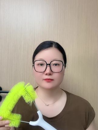 再也不怕高层窗户脏兮兮,新疆包邮纱窗刷神器来帮忙! 今天又是一个忙碌的一天!晚上回家后赶紧把家里的玻璃擦干净吧~这款好物包邮到家哦~#好物推荐🔥#清洁#缝隙刷#刷子#邪修版家居清洁也太省心了