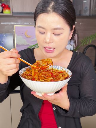 碳水炸弹来袭!油泼辣子片片面,香得邻居直敲门!#陕西风味 #油泼辣子片片面 #片片面 #好吃过瘾