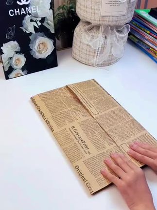 这套书把初中语文要学的六十九篇文言文,都用漫画图解的方式讲解清楚了。你看桃花源记,先讲写作背景,作者为什么要写这篇文章?接着逐条归纳主旨,还有段落解析、重点字词的注释、一词多义、古今意义不同的词,最后是课后习题和答案。用这套书提前预习或者复习都不错。 #漫画初中必背文言文#好书分享 #提升自己 #初中生 #开学必备