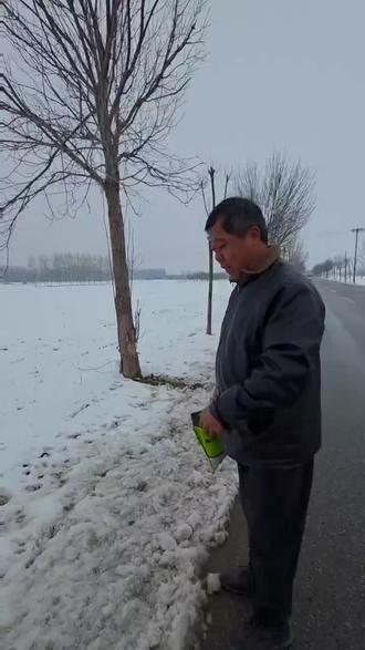 冰天雪地为啥还要撒欧仕益邦?就3个硬道理:
1. 雪是最好的“营养液”
雪一化,就是水。
欧仕益邦跟着雪水直接渗进土里,不用浇水、不用翻地,省工又省力。
2. 提前养地,春天不费劲
冬天土冷、板结、病菌多。
欧仕益邦改土、松土、补菌,春天苗一出来就根壮、苗齐、不黄苗。
3. 抗冻护根,少死苗
冰天雪地撒下去,等于给土地穿层“保暖衣”,
减轻冻害,弱苗变壮苗,来年产量更稳。
